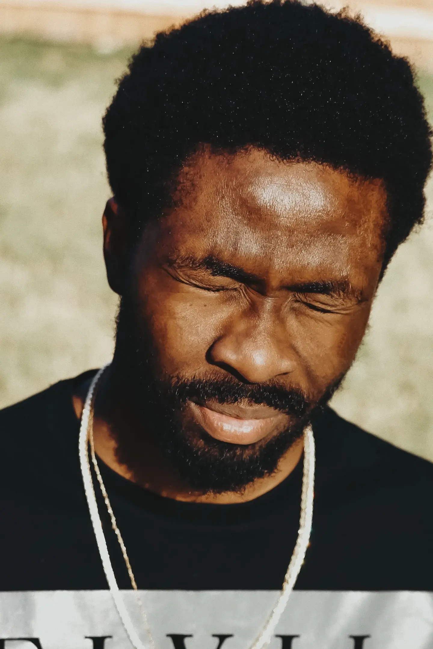 Portrait en contre-plong&eacute;e d'un homme souriant