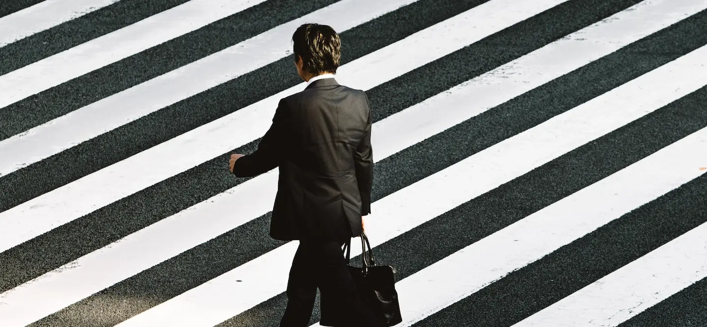 Couple traversant un passage pi&eacute;ton